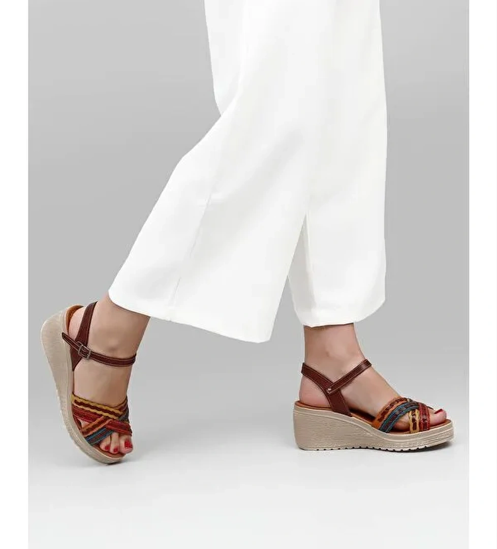 Gönderi̇(r) KAHVERENGİ Hakiki Deri Kadın Dolgu Taban Sandalet 45258 model görseli