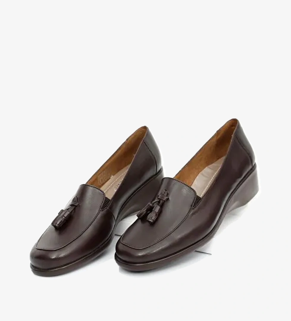 Gönderi̇(r) Kahverengi̇ Si̇yah Hakiki Deri Dolgu Taban Püsküllü Kadın Günlük Ayakkabı 24205 model görseli