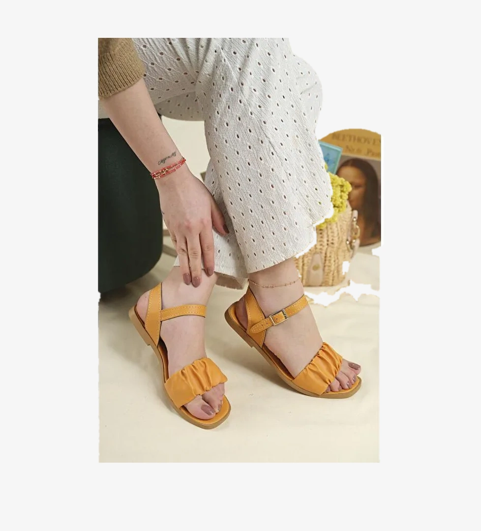 Sens Büzgü Detaylı Kadın Sandalet