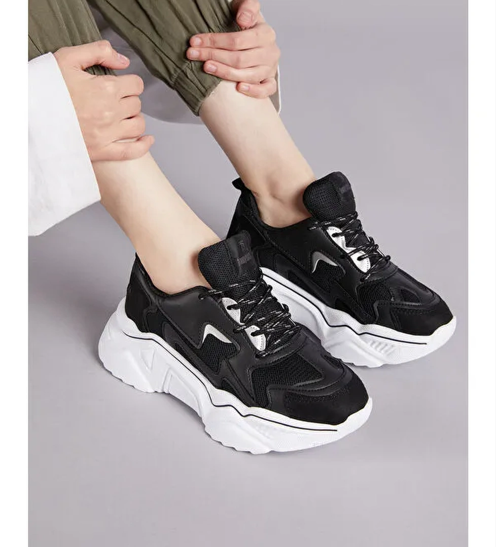 Kadın Siyah Beyaz Rahat Kalıp Yüksek Taban Bağcıklı Spor Ayakkabı