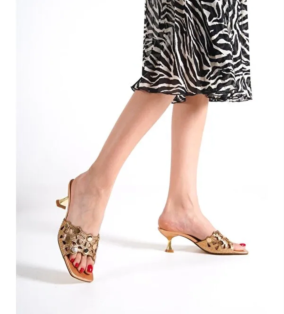 Küt Burunlu Metal Aksesuarlı Kum Saati Topuklu Kırışık Rugan Kadın Terlik