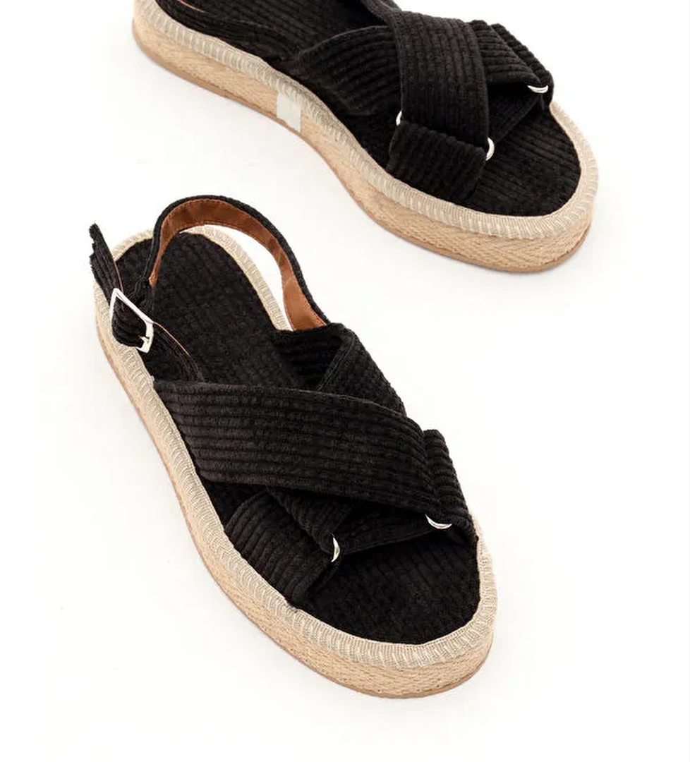 Kadın Siyah Çapraz Bantlı Bilekten Bağlamalı Hasır Triko Sandalet