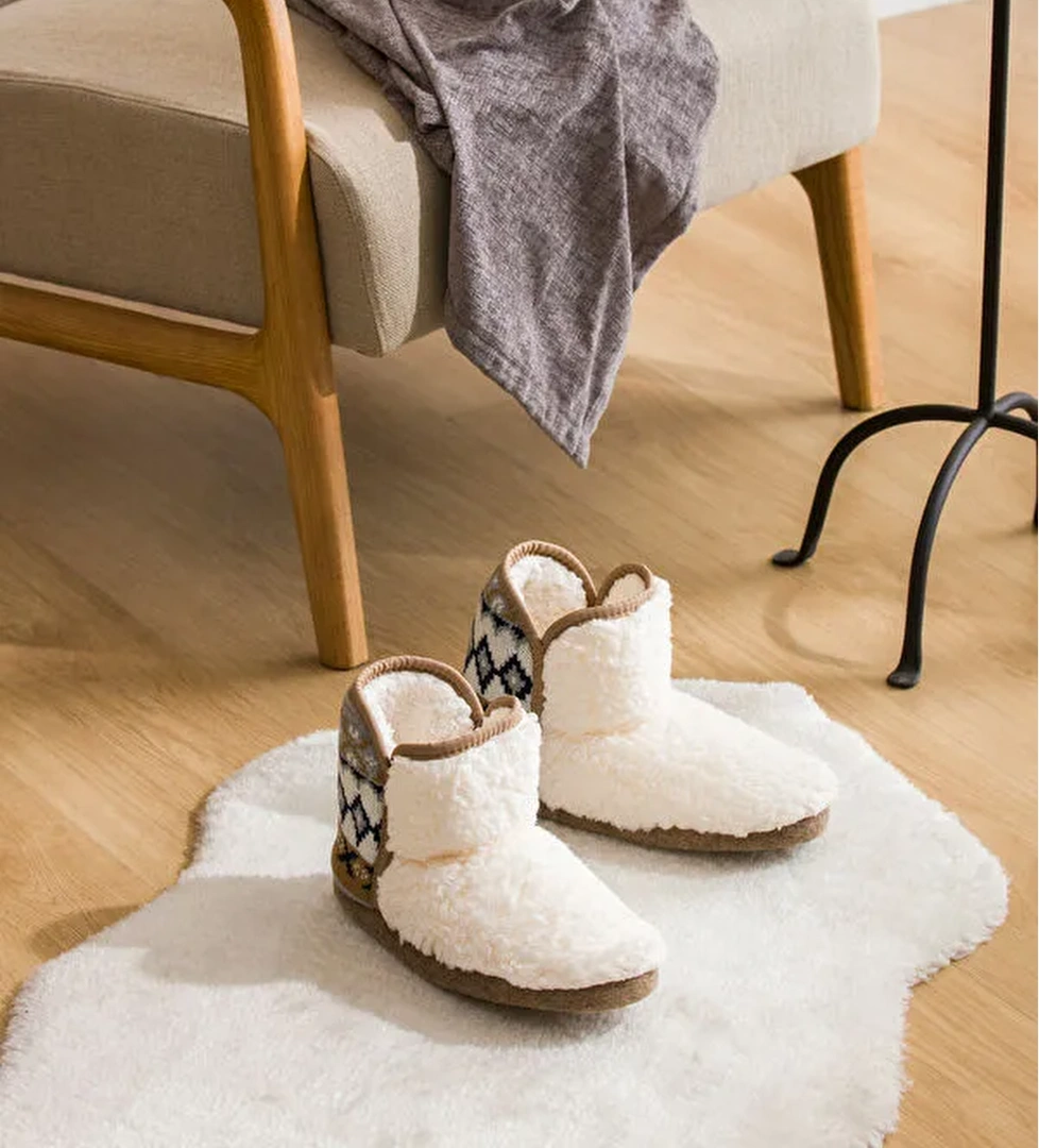 Nakışlı Kadın Pelüş Ev Botu - Görsel 1