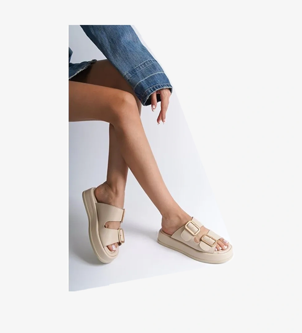 Dolgu Topuklu Çift Bantlı Tokalı Kadın Terlik - Görsel 1