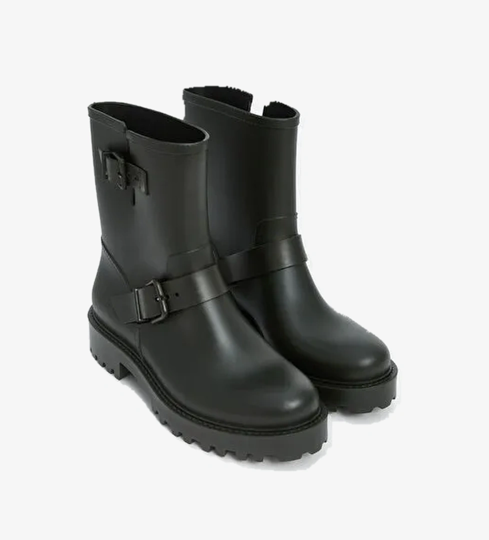 Deri Görünümlü Kadın Bot