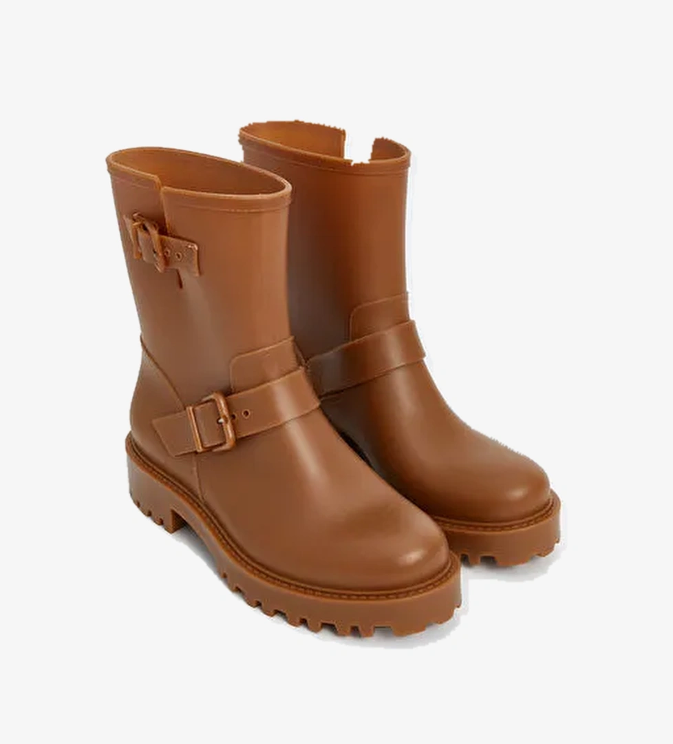 Deri Görünümlü Kadın Bot