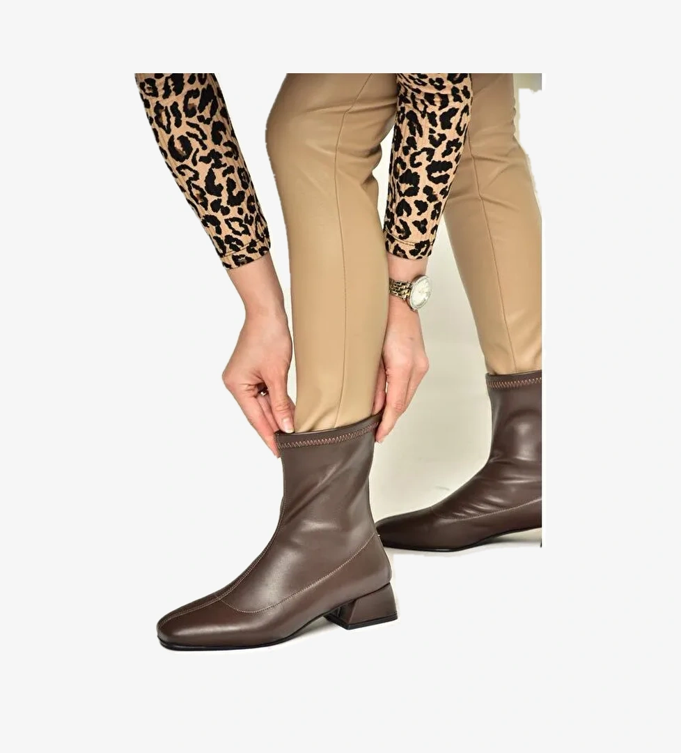 T6427490 Kahverengi Kadın Bot