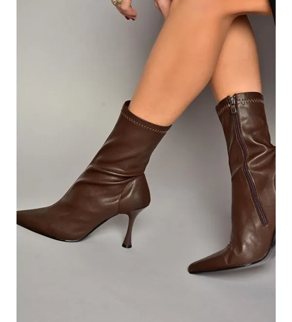 T752582409 Kahverengi Kadın Bot