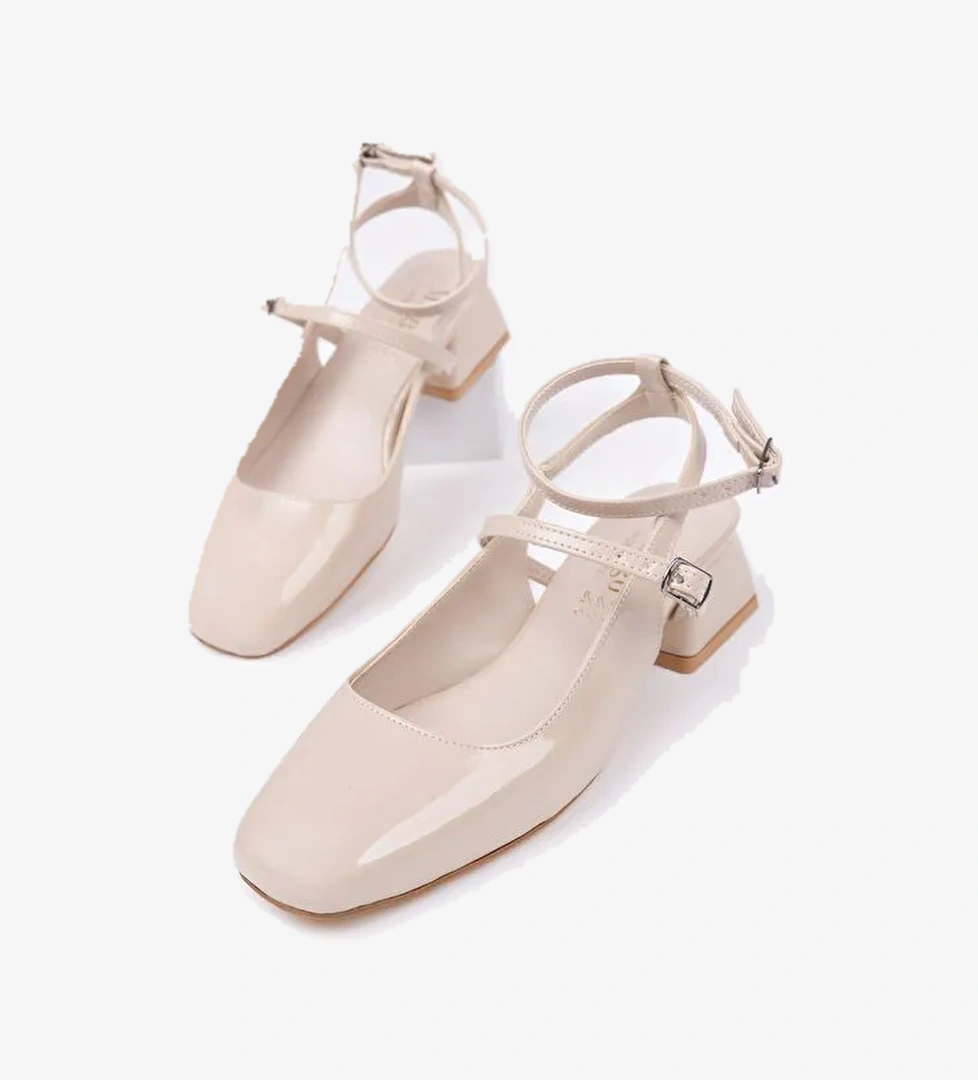 CHOPRA Kare Burun Çift Kemerli Bilekten Bağlamalı Arkası Açık Kısa Topuklu Ayakkabı