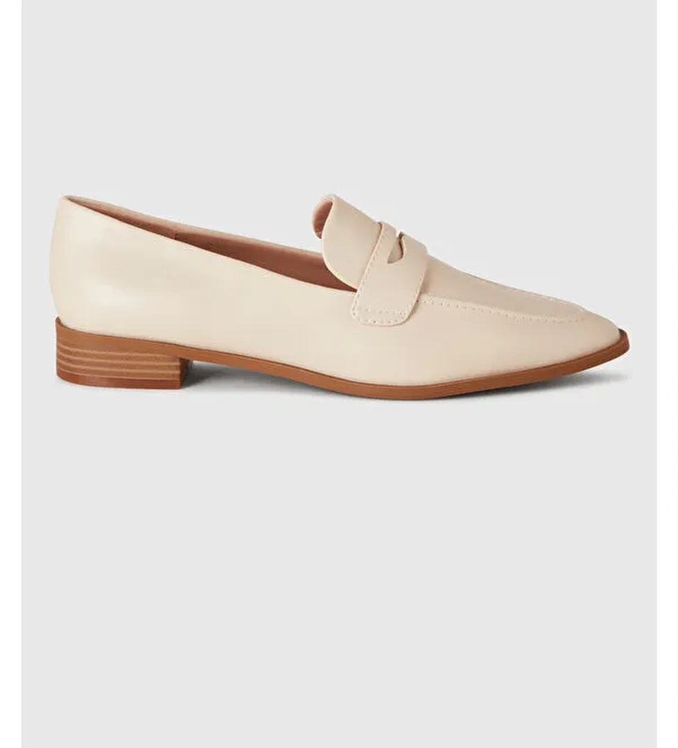 United Colors Of Benetton Kadın Taş Rengi Napa Efektli Kısa Topuk Detaylı Sivri Burun Mokasen Ayakkabı model görseli