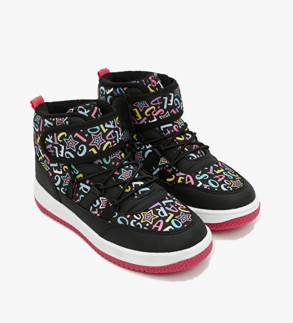 Lcw Steps Bağcık ve Cırt Cırtlı Kız Çocuk Bot model görseli