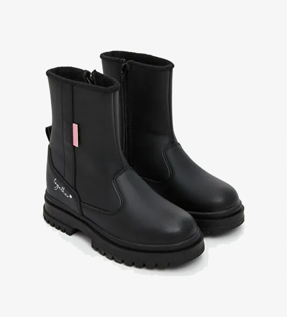 Deri Görünümlü Kız Çocuk Bot