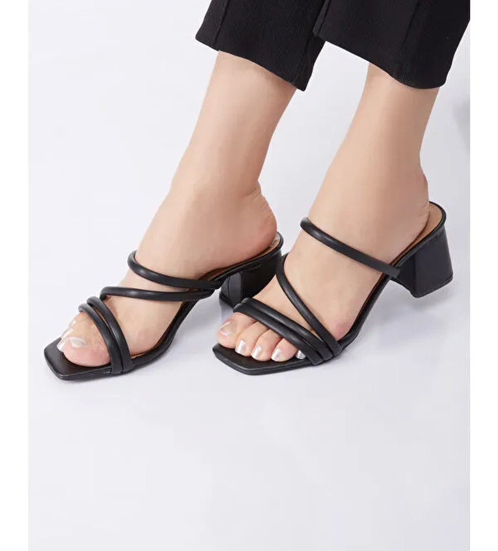 Kadın Siyah Dört Biyeli Topuklu Terlik - 27147 - Görsel 1