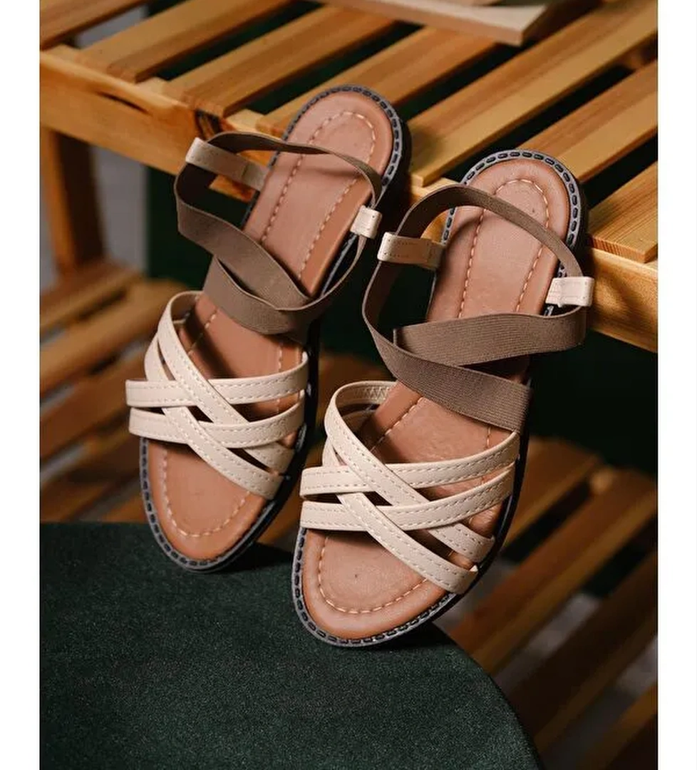 Liqqa Çapraz Deri Detaylı Lastikli Kadın Sandalet