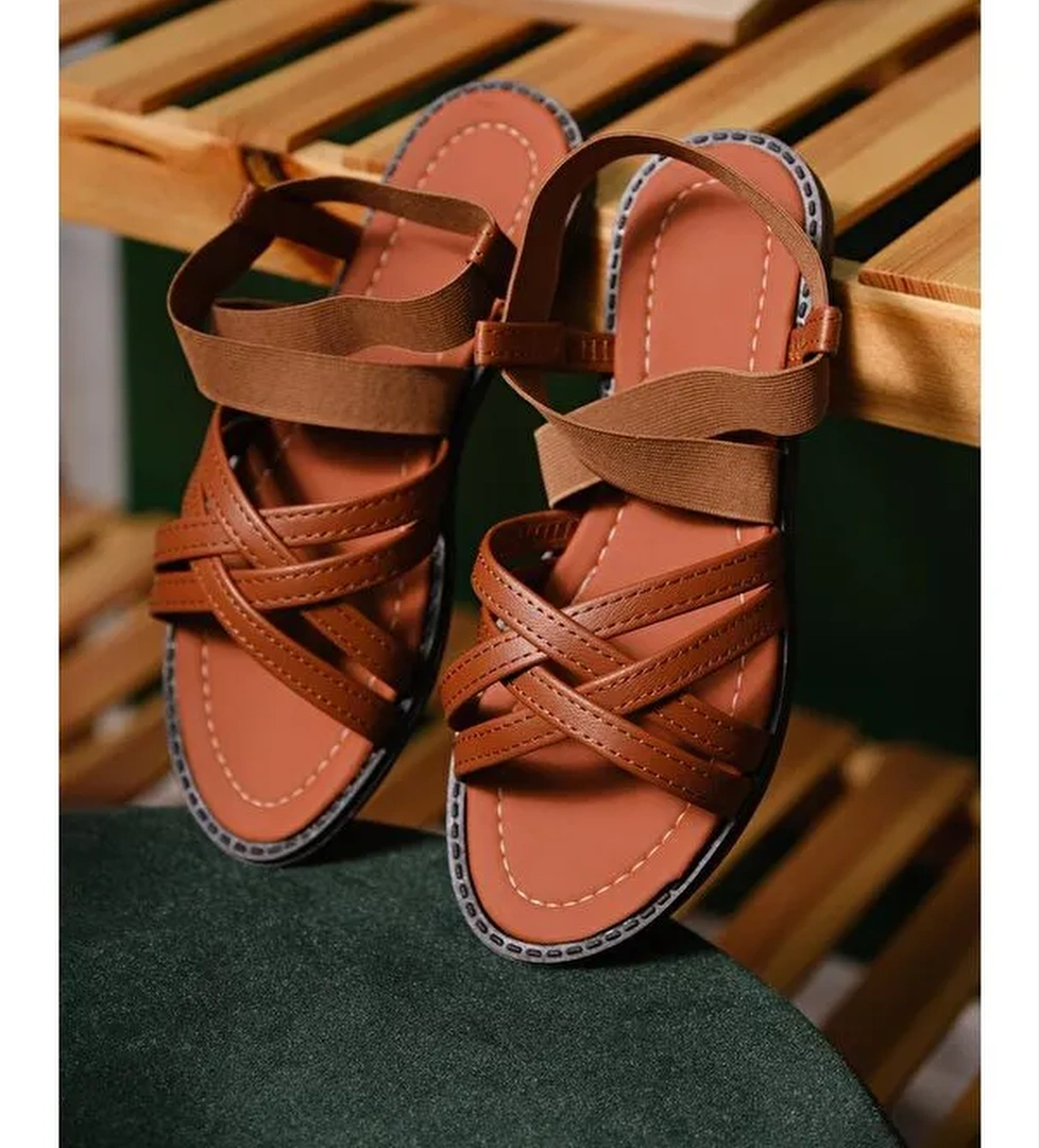 Liqqa Çapraz Deri Detaylı Lastikli Kadın Sandalet