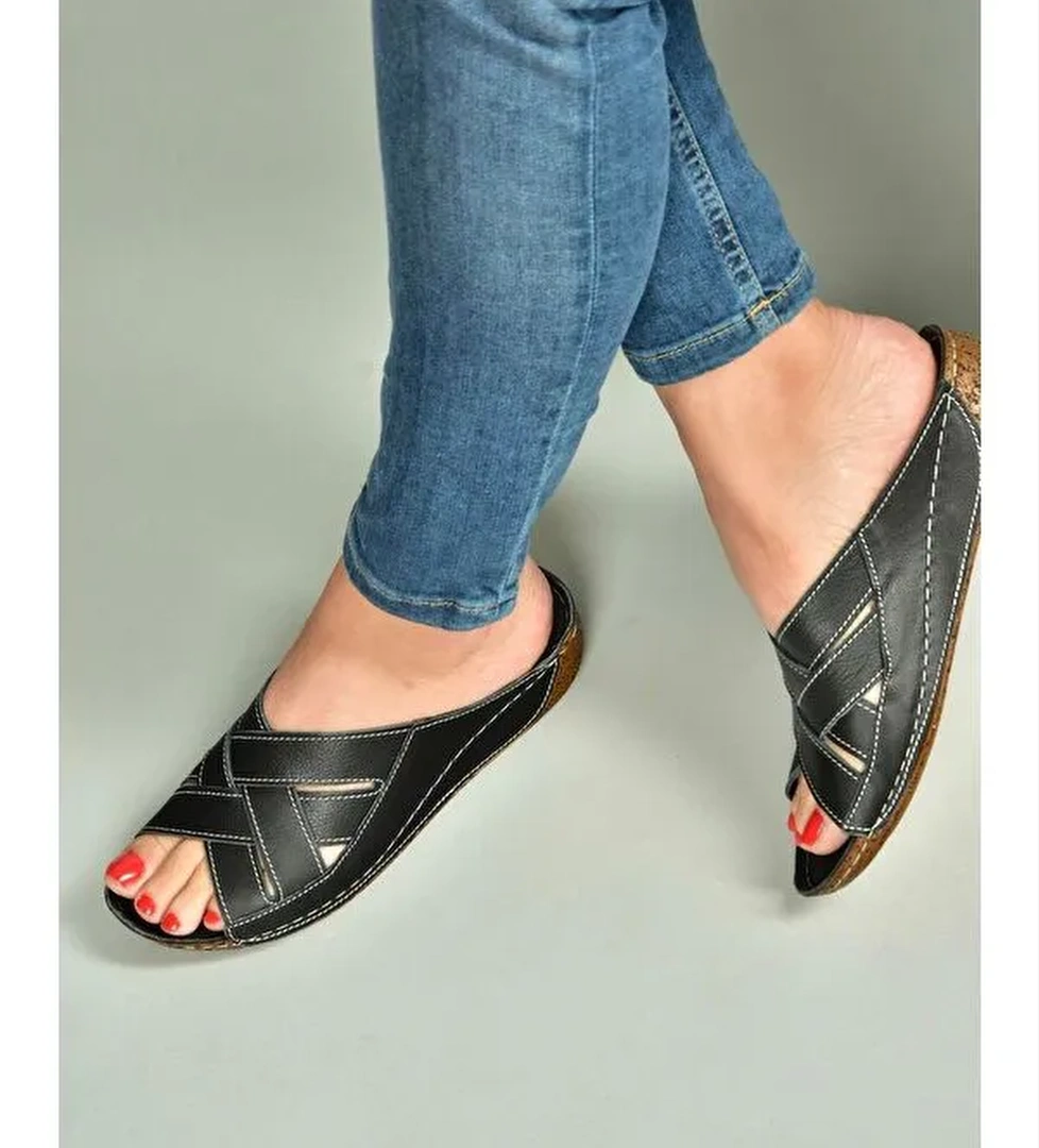 Siyah Kadın Terlik U5551234