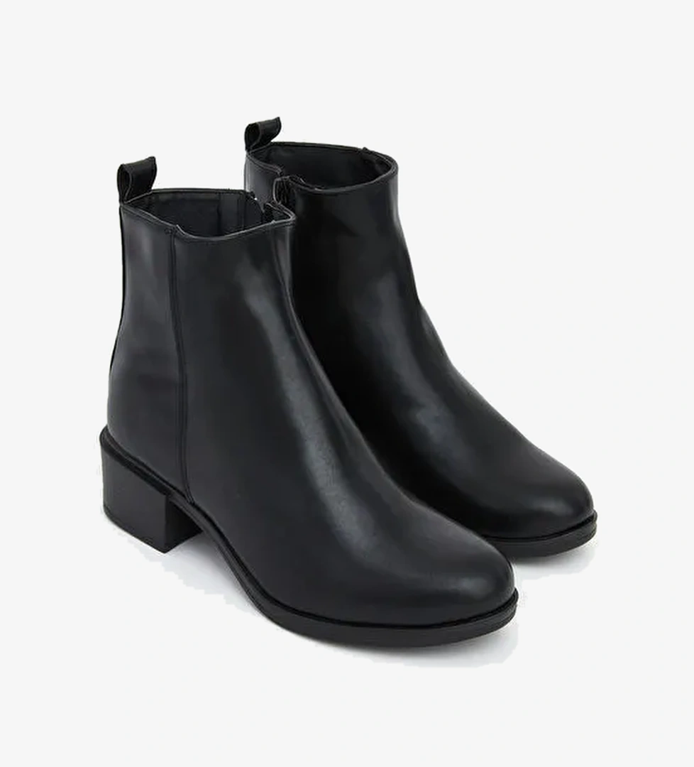 Deri Görünümlü Kadın Bot