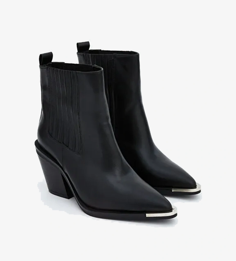 Deri Görünümlü Kadın Bot - Görsel 1