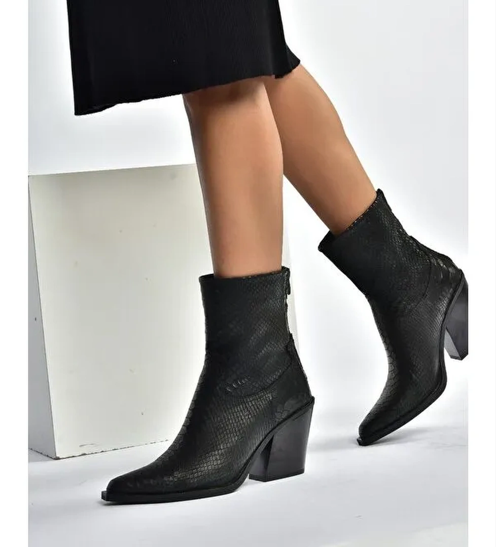 Siyah Kadın Bot V654080311