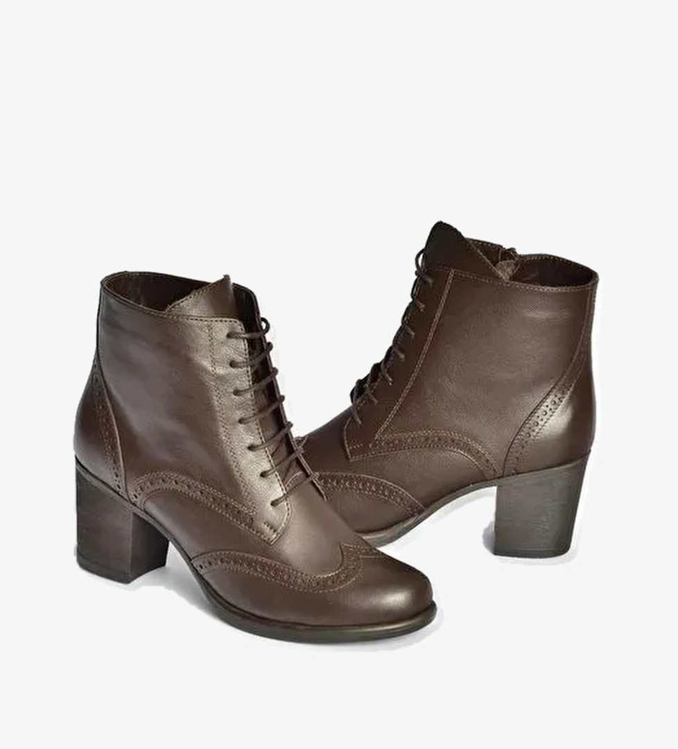 Kahverengi Kadın Bot V468300903