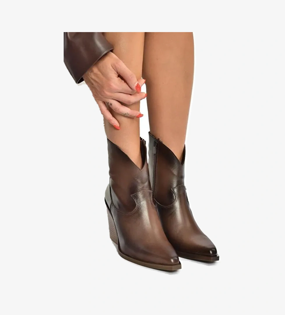 Kahverengi Kadın Bot V654081903