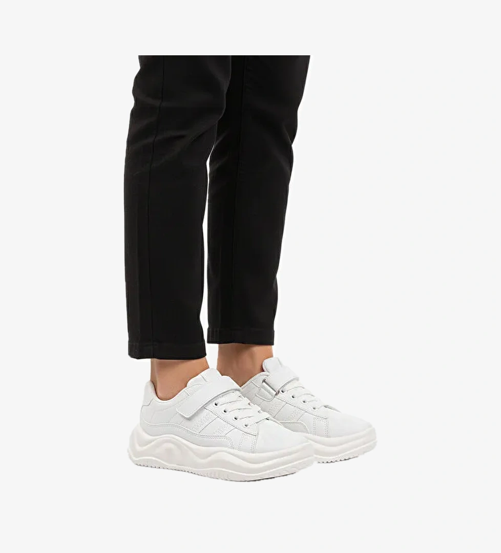 Beyaz Cırtlı Hafif Esnek Erkek Çocuk Spor Ayakkabı 2033 F