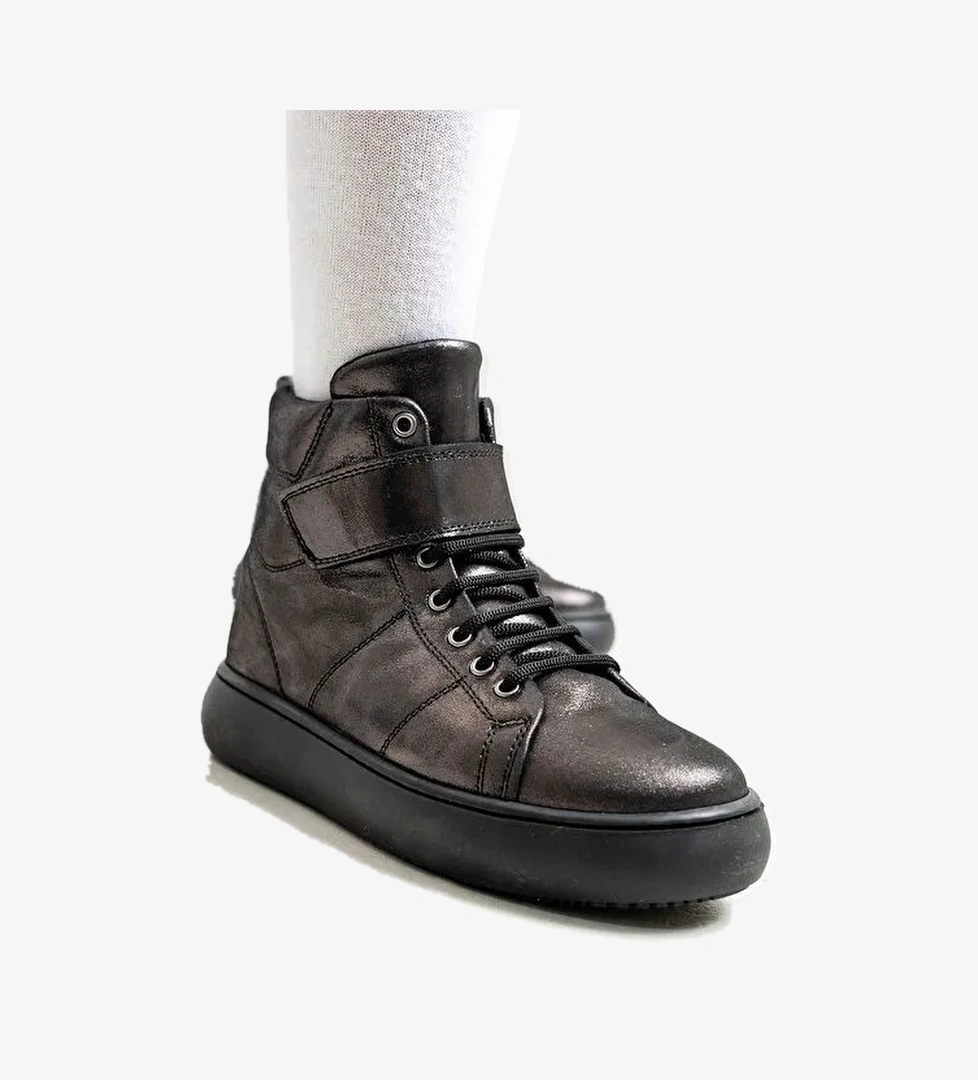 Mnpc Kız Çocuk Siyah Simli Hakiki Deri Suya Dayanıklı Günlük Bot model görseli