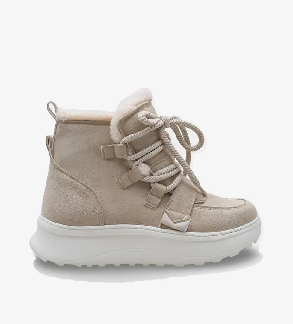 Agatha Kürklü Kadın Bot