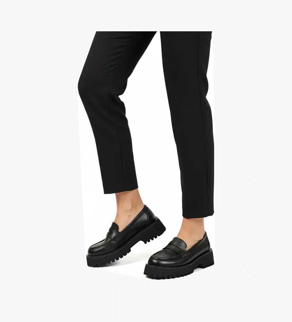 Ayakmod Siyah Rugan Cilt Kalın Taban Kadın Casual Ayakkabı 572453 Z model görseli