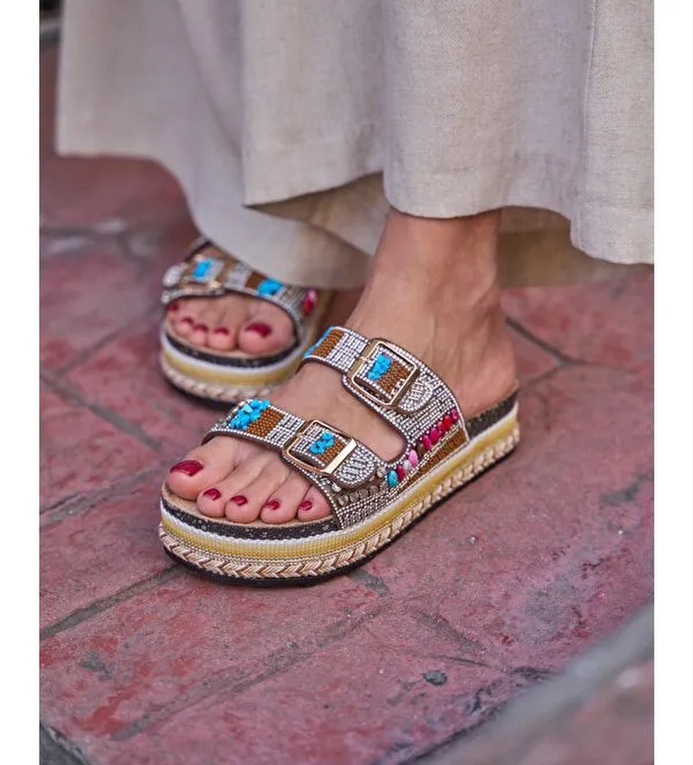 Taş Ve Boncuk Detaylı Tokalı Platform Terlik Taba - Görsel 1