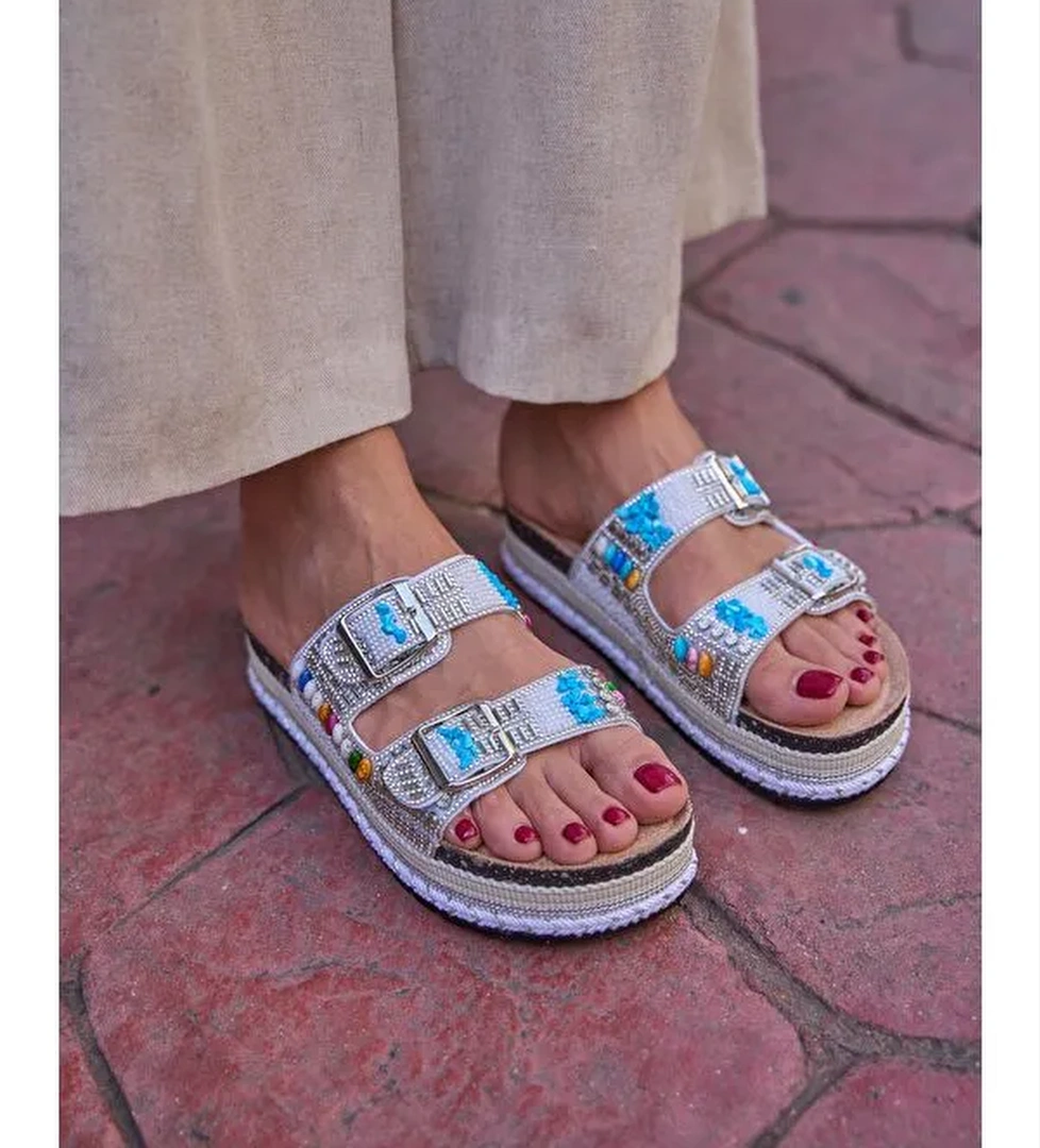 Taş Ve Boncuk Detaylı Tokalı Platform Terlik Beyaz