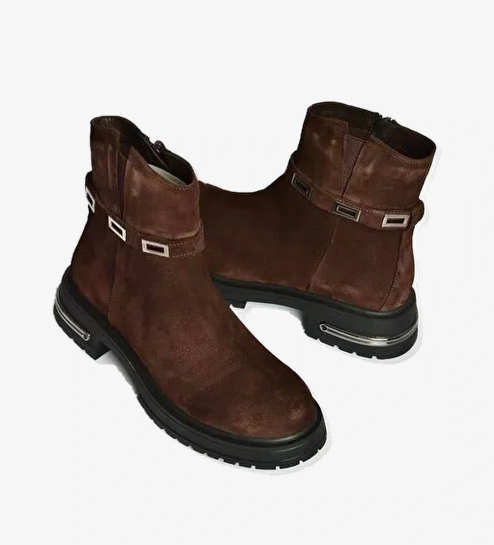 Kahverengi Kadın Bot V555575602