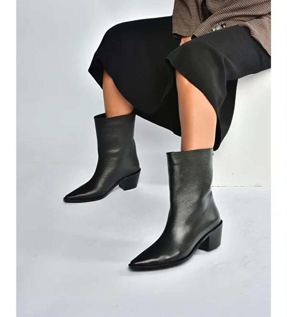 Siyah Kadın Bot V654082003