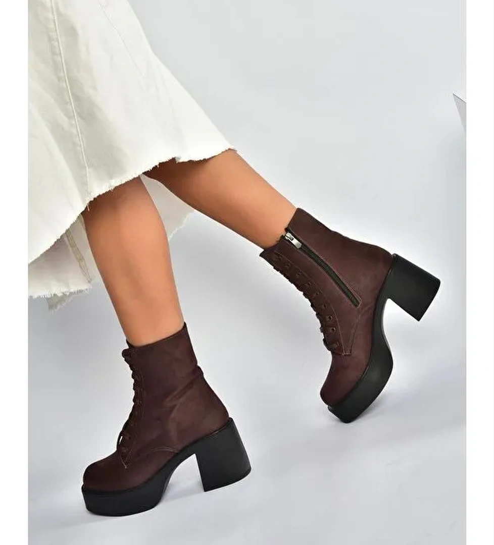 Kahverengi Kadın Bot V726681502