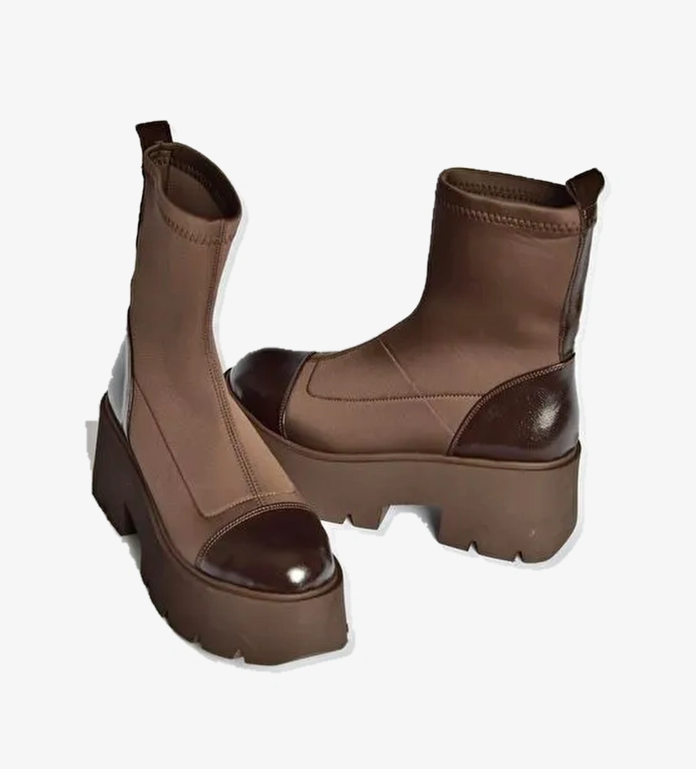 Kahverengi Kadın Bot V272902904