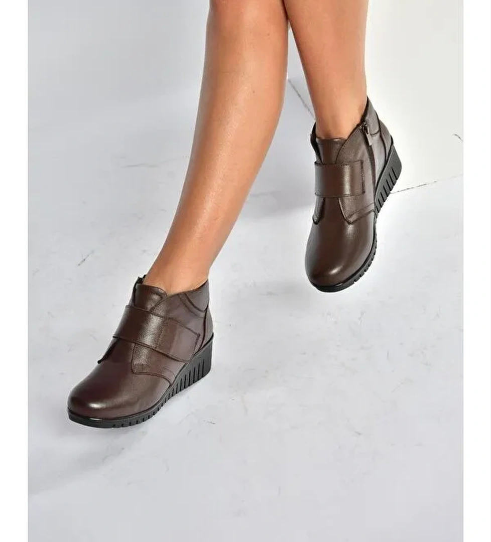 Kahverengi Kadın Bot V324501903