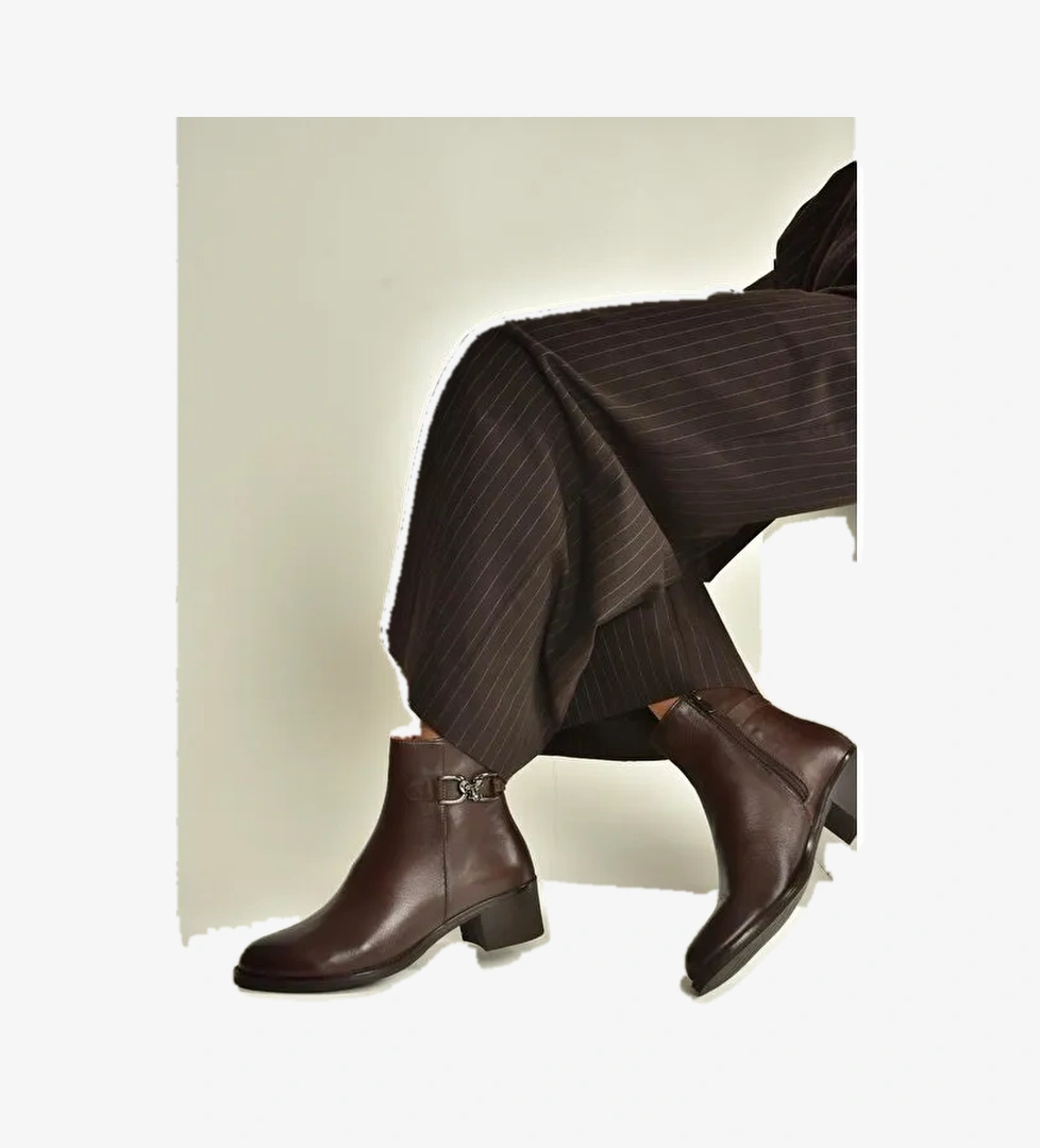 Kahverengi Kadın Bot V555311503