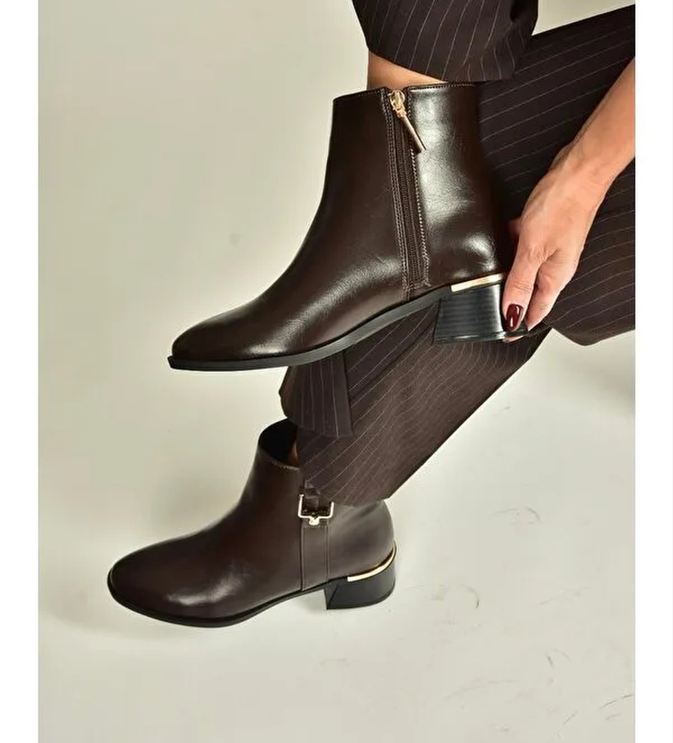 Kahverengi Kadın Bot V518978809