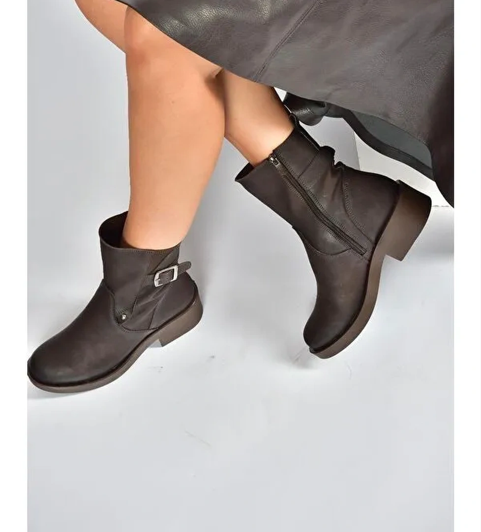 Kahverengi Kadın Bot V674121309