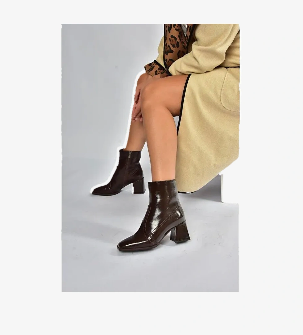 Kahverengi Kadın Bot V848256460