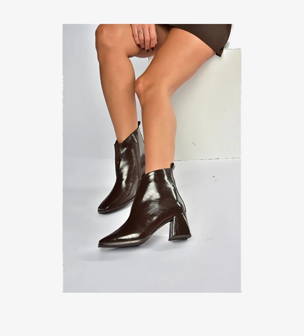 Kahverengi Kadın Bot V848257460