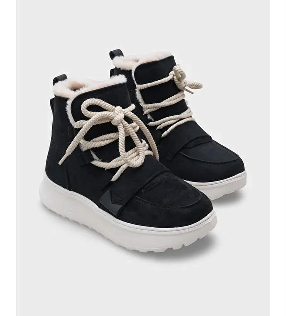 Agatha Kürklü Kadın Bot