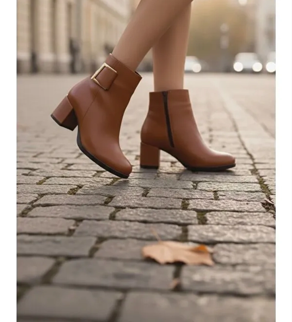 Kadın Atina Taba Cilt Toka Detaylı Topuklu Kısa Bot