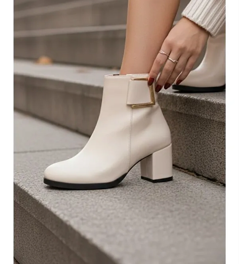 Kadın Atina Bej Cilt Toka Detaylı Topuklu Kısa Bot