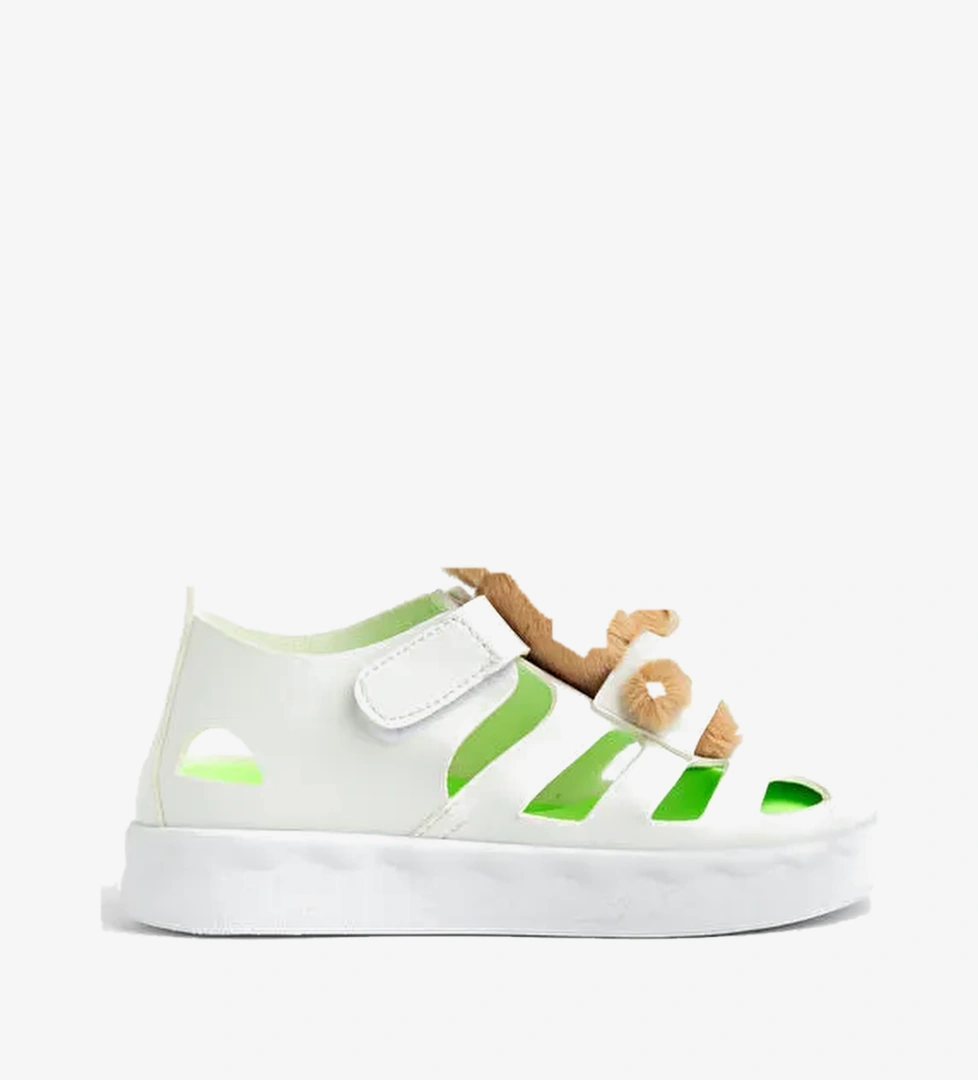 Cocuk Unisex Beyaz Hafif Taban Ayicik Detayli Cirtli Sandalet