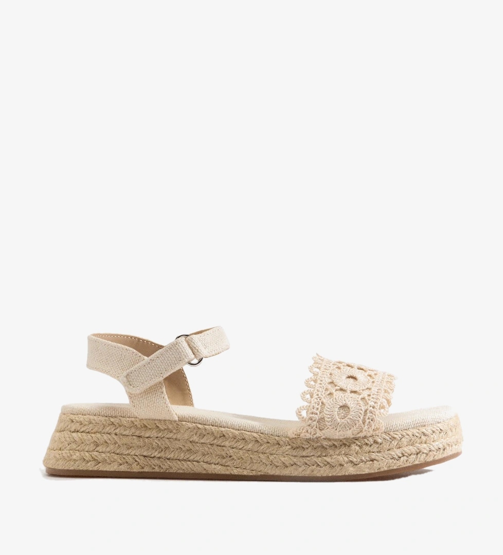Dantel detaylı platform sandalet
