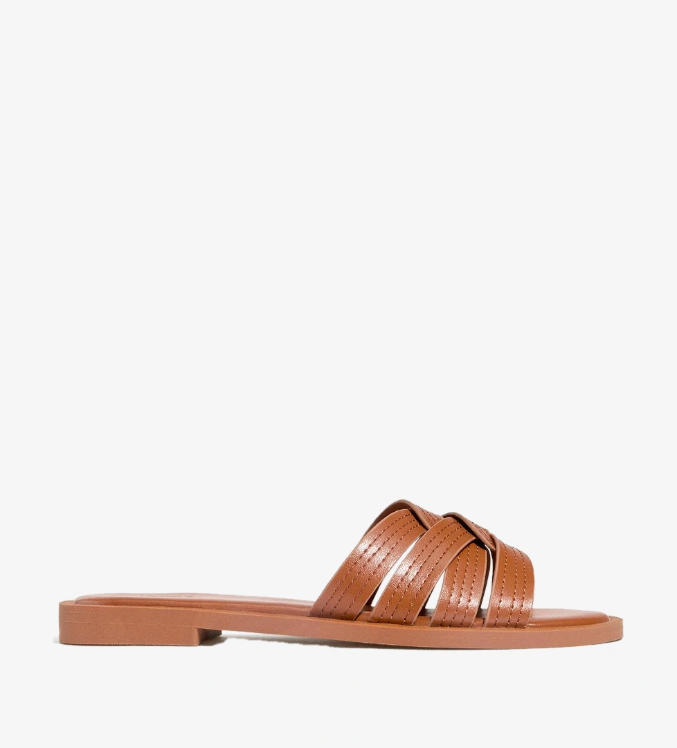 Örgülü düz sandalet