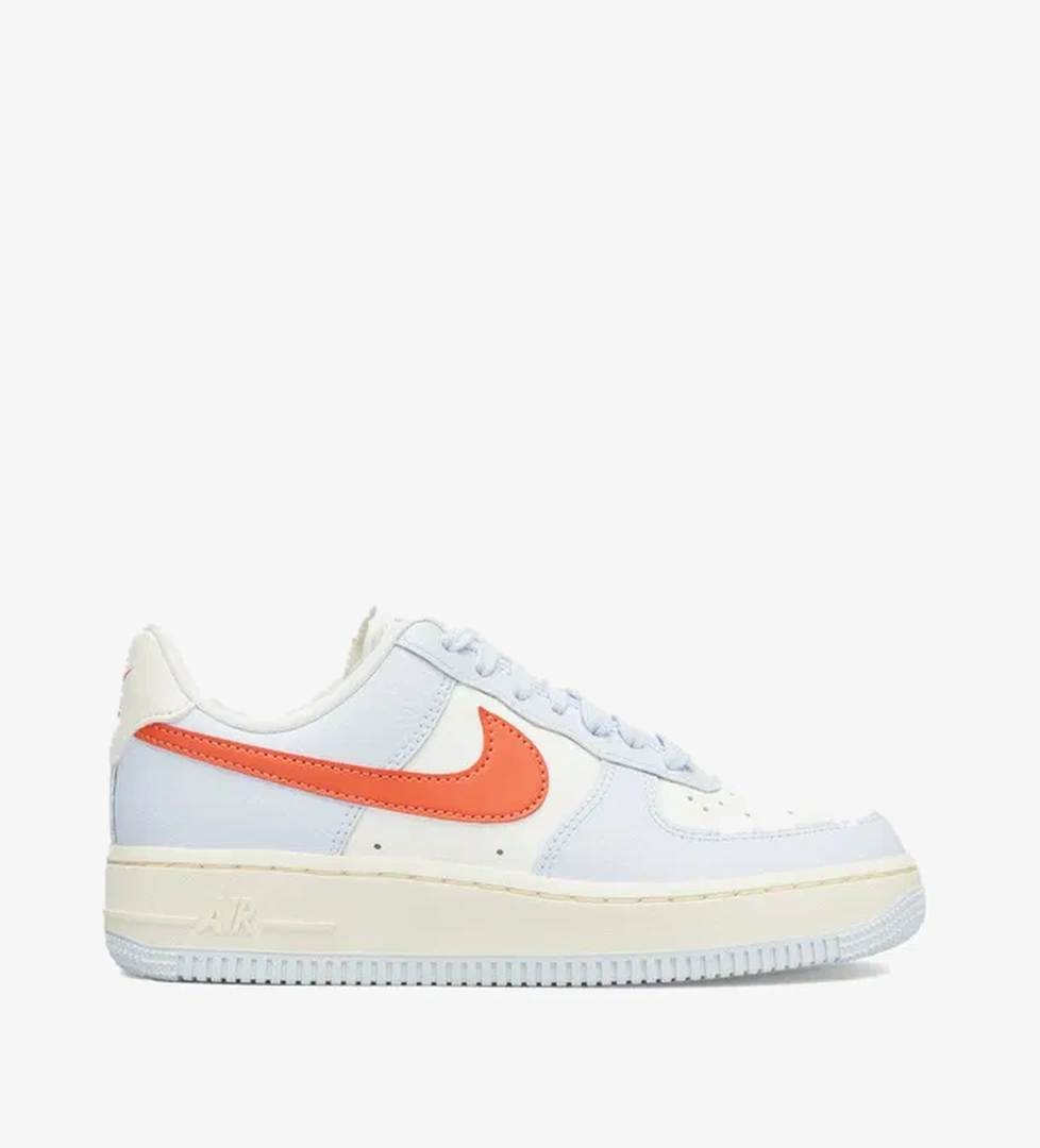 Nike Nike Air Force 1 07 model görseli