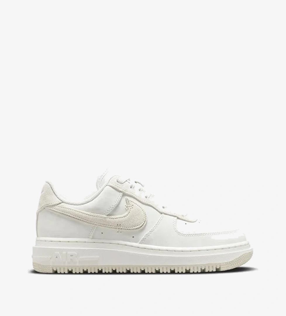 Nike Nike Air Force 1 Luxe model görseli
