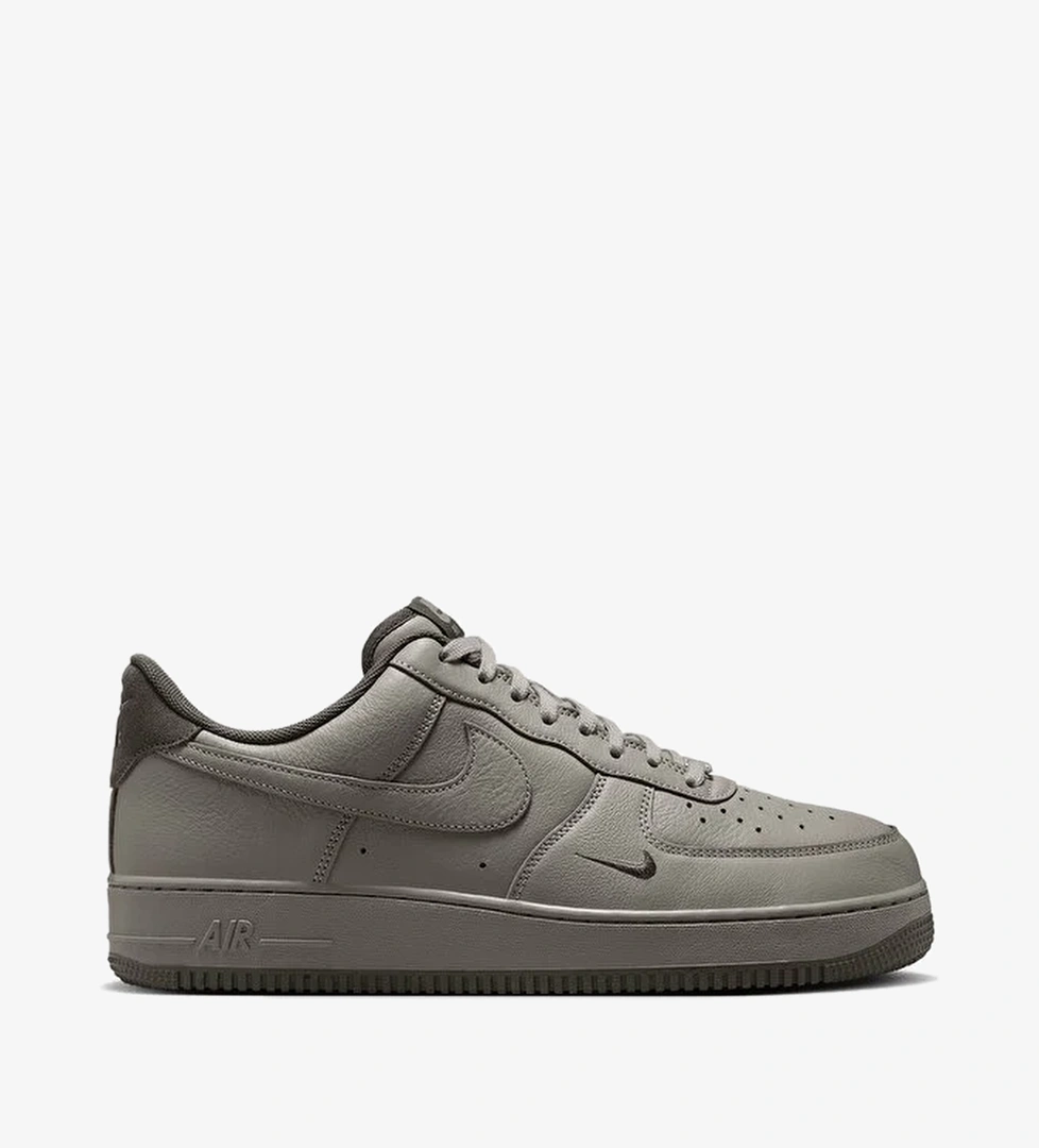 Nike Nike Air Force 1 '07 LV8 model görseli
